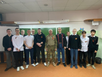 В преддверии Дня Победы обучающиеся 8 «А» и 8 «В» классов имели уникальную возможность пообщаться с настоящим героем — участником специальной военной операции 