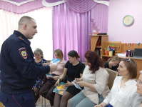 Полицейские и общественники Советского района провели беседу по профилактике мошенничества с работниками дошкольного учреждения 